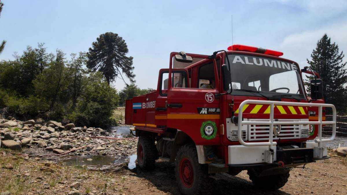 Bomberos de Aluminé trabajaron para contener el fuego. Fuente (redes sociales).