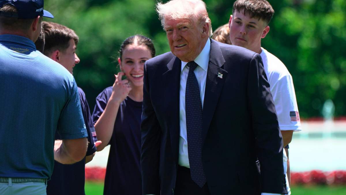 El presidente Donald Trump regresa caminando hacia el Despacho Oval después de un evento físico en el jardín sur de la Casa Blanca, el martes 5 de mayo de 2026