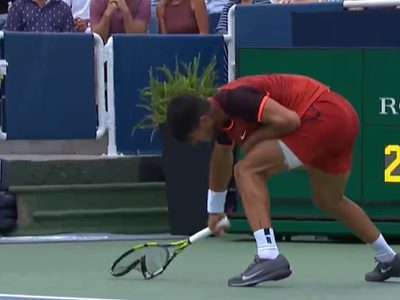 Alcaraz se disculpa por golpear el suelo con su raqueta tras perder con Monfils