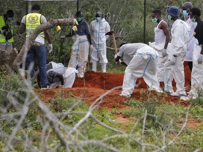 Descubren más de 225 cadáveres en terrenos de una secta cristiana