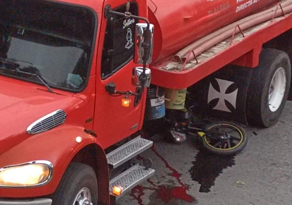 Pipa de agua atropella y mata a dos motociclistas en la carretera México-Cuernavaca