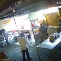 Cansado de pagar 'derecho de piso”, empleado de pollería en NL dispara contra extorsionador