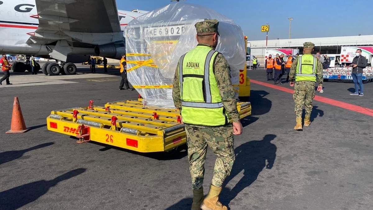 Lote de vacunas Pfizer llega al AICM