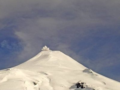 Volcán Villarrica: se renovó el alerta naranja y no se descartan flujos de lava