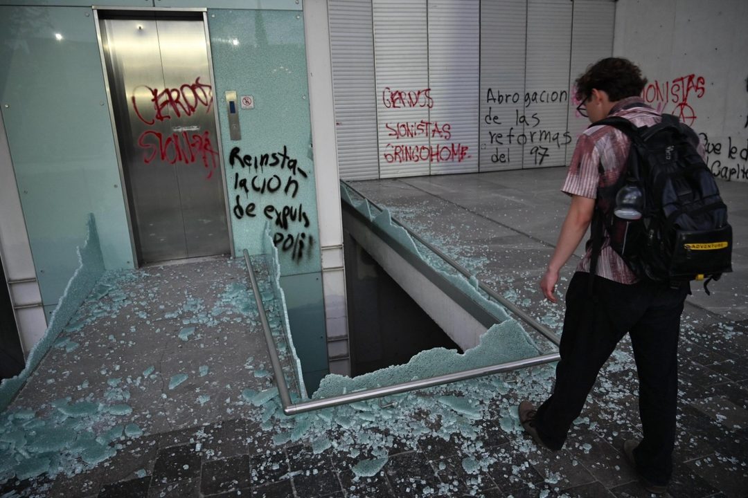 Destrozos a inmuebles y negocios Foto Miguel Dimayuga
