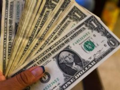 Peso logra ligero respiro previo a reunión de Banxico