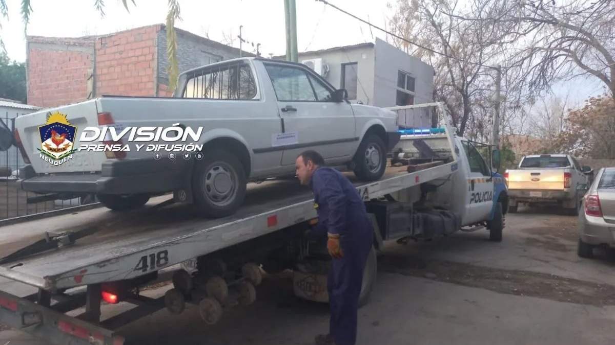 Camioneta abandonada en el barrio Belgrano. Fuente: (Policía de Neuquén).