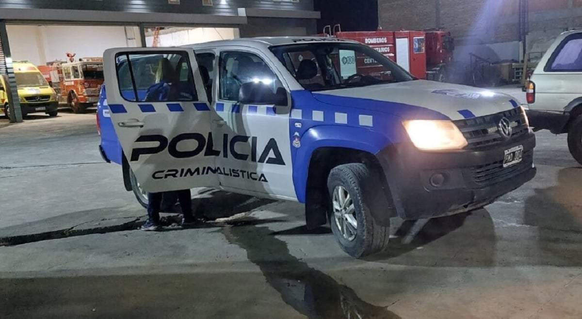 Policías de la comisaría 52 y de Criminalística investigan el episodio. Fuente (Centenario Digital)