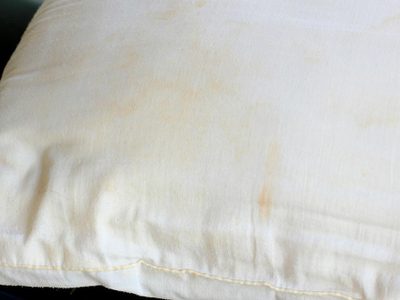 Con solo 3 ingredientes: el truco infalible para decirle adiós a las manchas amarillas en las almohadas