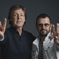 Se reencuentran Paul McCartney y Ringo Starr en estreno de documental sobre The Beatles