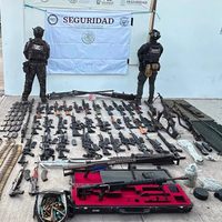 Aseguran vehículo con 50 armas, cartuchos y cargadores en Badiraguato