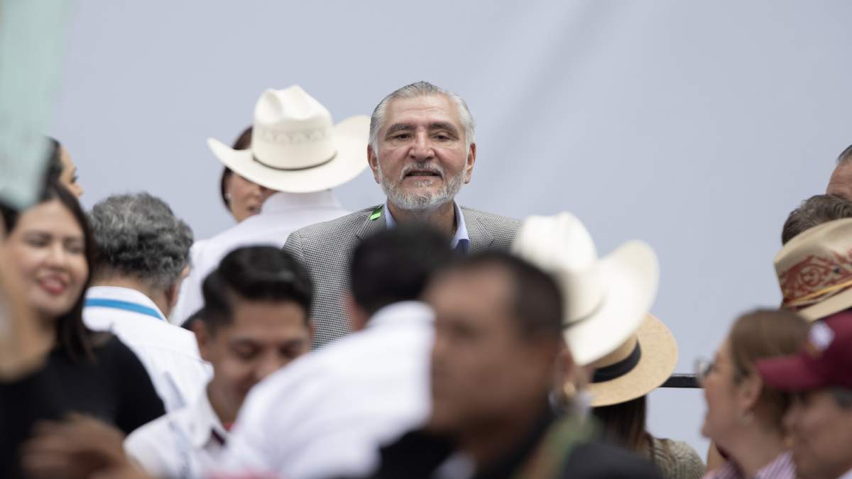 El senador Adán Augusto López
