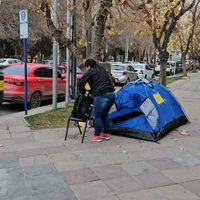 Encadenada y con huelga de hambre, Carla reclama por una vivienda para su familia