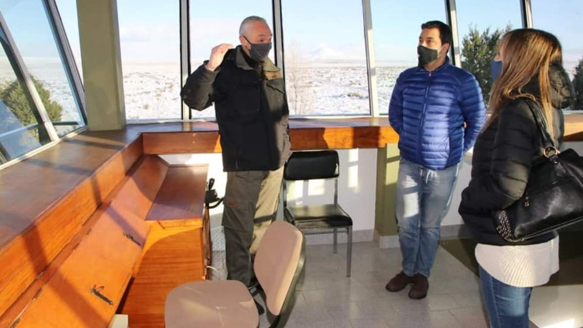 El intendente de Zapala dialogando con el director del Aeropuerto Zapala. Fuente: (Twitter).
