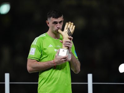 Dibu Martínez revela por qué hizo su gesto obsceno... y se vuelve a burlar de Mbappé