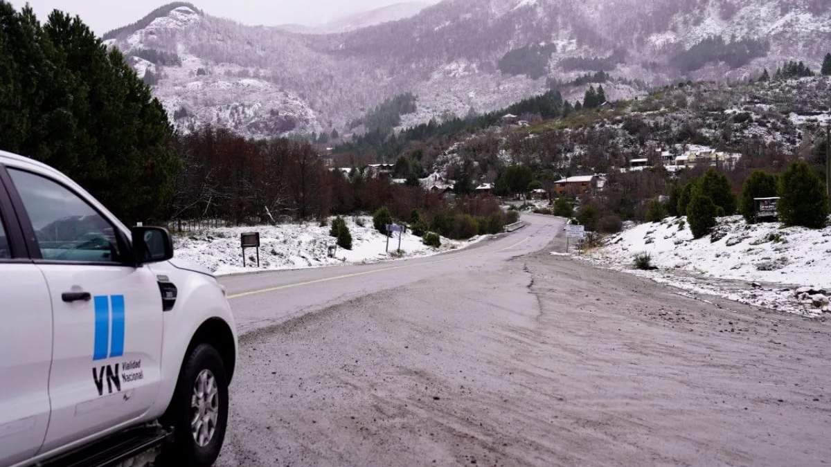 Agentes de Vialidad Nacional en una de las rutas neuquinas. Fuente: (Twitter)