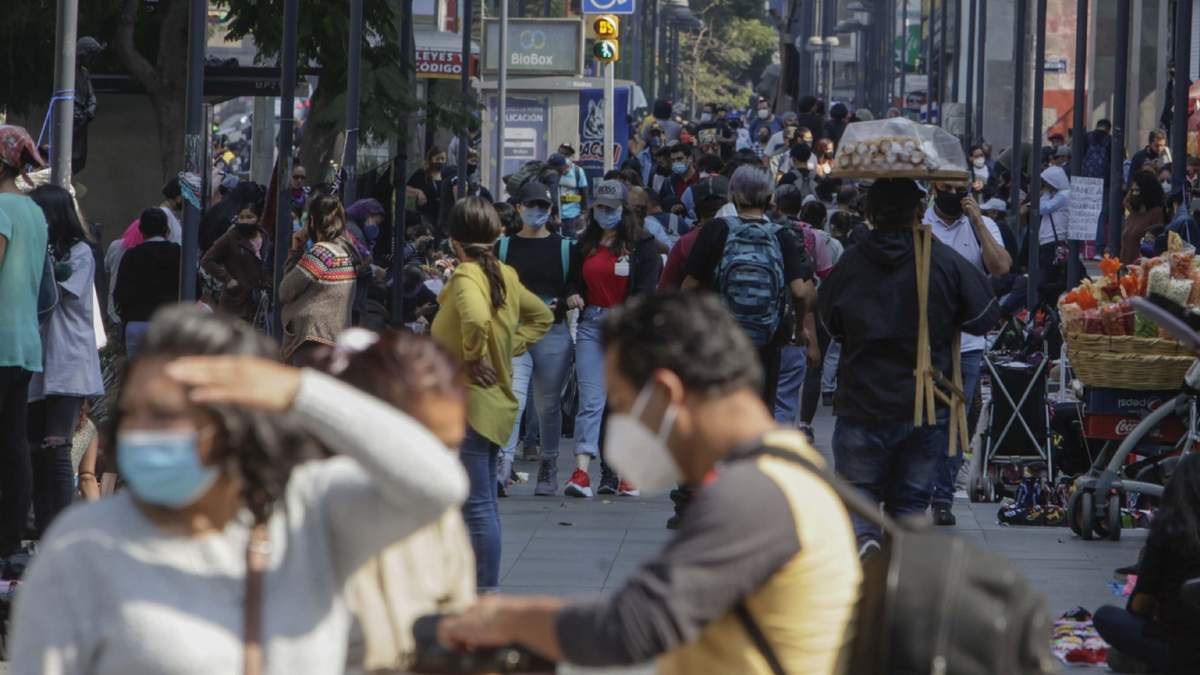 Calles del Centro Histórico con alta afluencia a pesar del semáforo en rojo