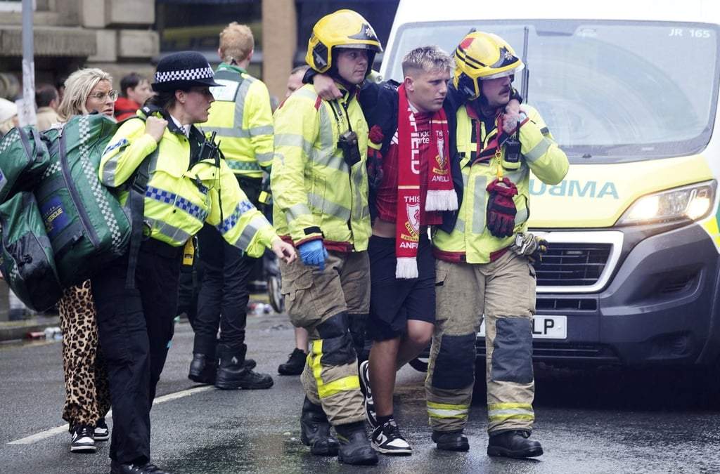 Personal de emergencia y la policía responde a un incidente en la Calle Water en Liverpool, luego de que unauto atropelló a peatones durante un festejo por el título de Liverpool en la Liga Premier inglesa