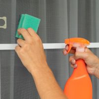 El truco más fácil y efectivo para dejar tus mosquiteros impecables antes de que empiece el calor