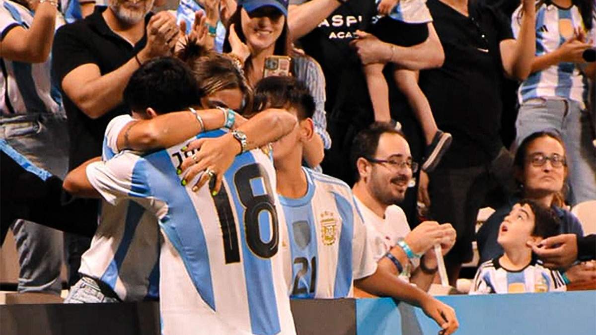 Facundo Jainikoski y un abrazo bien argentino con...¿su mamá?