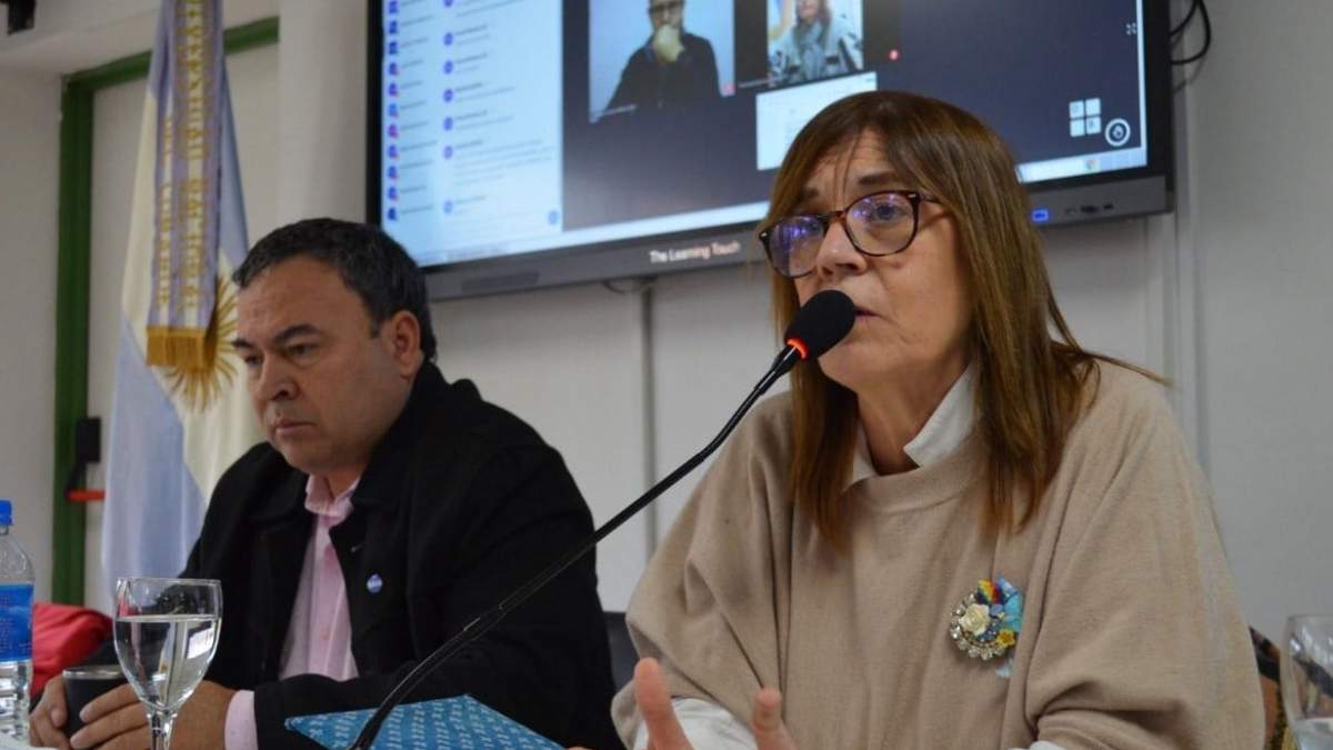 La rectora de la Universidad Nacional del Comahue, Beatriz Gentile. Fuente: (Confederación mapuche)