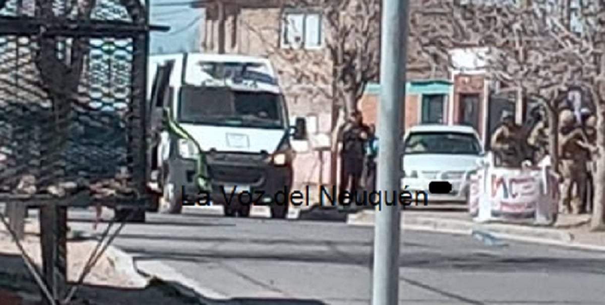 Uno de los 3 allanamientos concretados en Cutral Co. Fuente (La Voz del Neuquén)