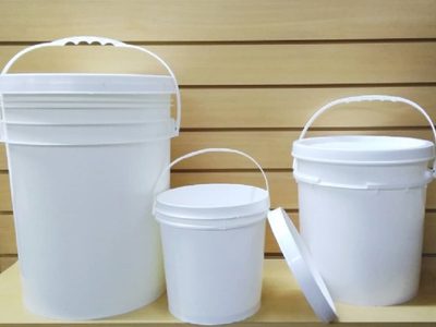 Con baldes de plástico y un palo de escoba viejo, armá este divino proyecto para las plantas de tu casa