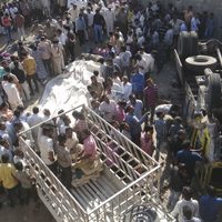 Mueren al menos 30 personas al volcar el camión que los transportaba a una boda en India