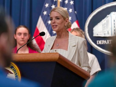 Trump demanda a Maine por participación de atletas transgénero en deportes femeninos