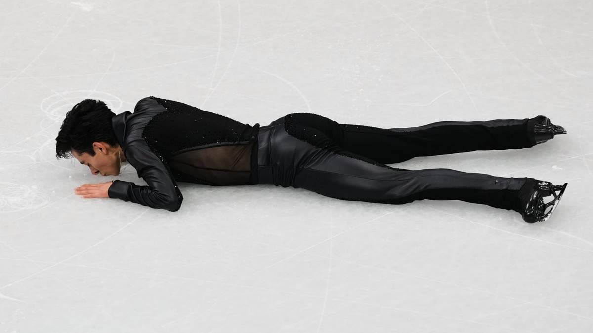El mexicano Donovan Carrillo besa el hielo después de competir en el programa libre masculino de patinaje artístico en los Juegos Olímpicos de Invierno de 2026