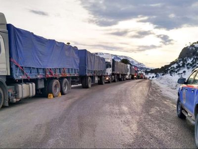 Después del temporal, aún quedan más de 200 camiones varados en Las Lajas