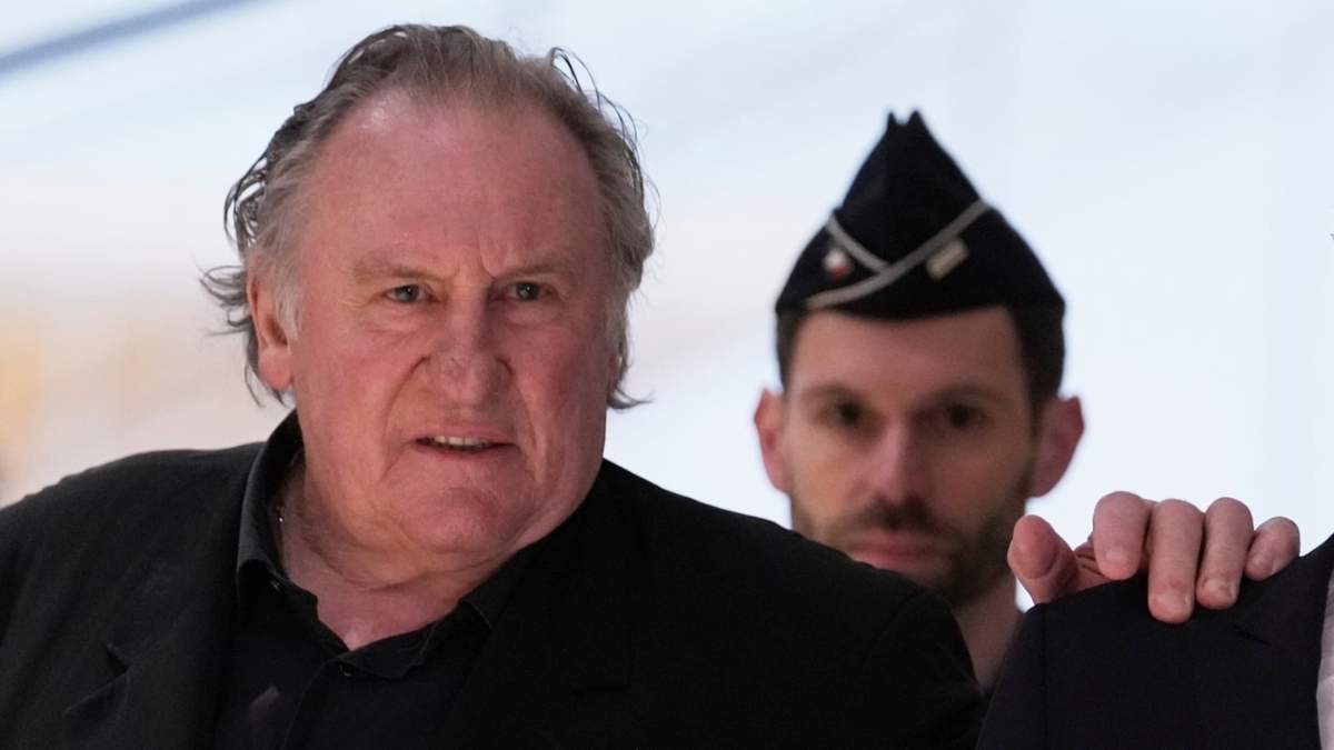 El actor Gerard Depardieu llega para enfrentar el juicio por las presuntas agresiones sexuales a dos mujeres en una filmación en 2021, el lunes 24 de marzo de 2025 en París