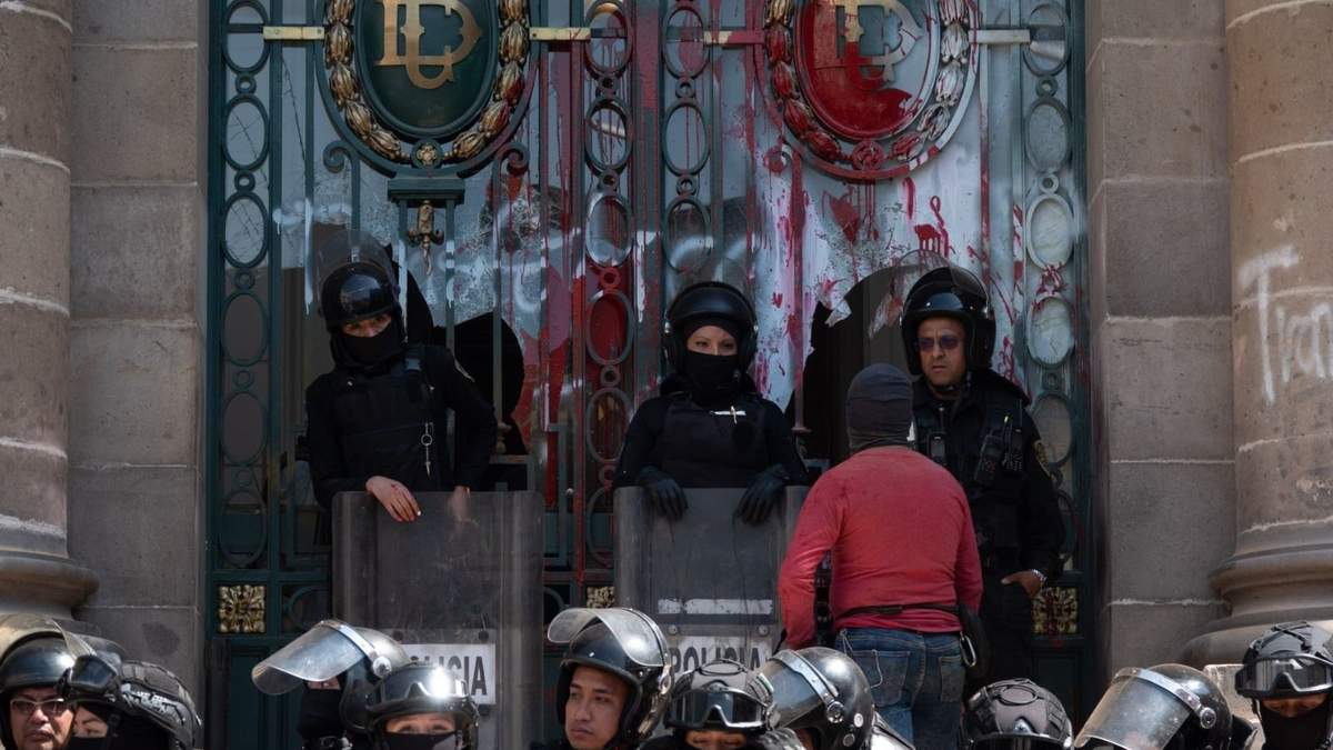 Policías resguardan el Congreso de la CDMX tras la trifulca del martes
