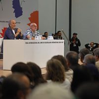Joan Manuel Serrat causa furor en la FIL; se retira un momento de la charla por los gritos (Video)