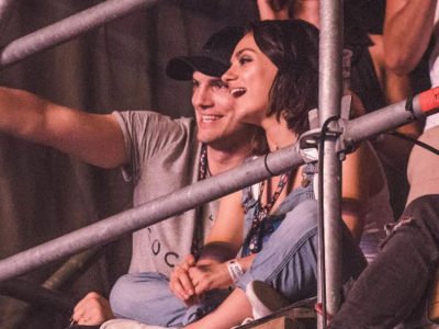 Ashton Kutcher y Mila Kunis se “robaron” el show en el recital de los Backstreet Boys