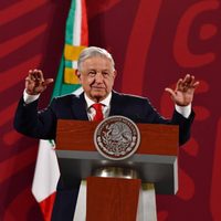 Que escuche el corrido de Los Tigres del Norte y luego hablamos: AMLO al gobernador de Texas