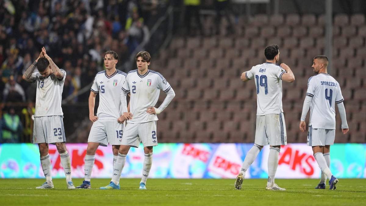 Jugadores de Italia reaccionan tras perder ante Bosnia-Herzegovina en la final del repechaje