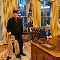 Trump ordena recortes "a gran escala" de empleados del gobierno y empodera más a Musk