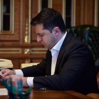 Volodímir Zelenski: quién es el hombre que pasó de ser presidente en la ficción a la dura realidad