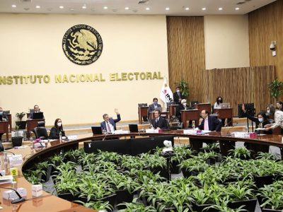 Juez multa a consejeros del INE por no frenar elección judicial