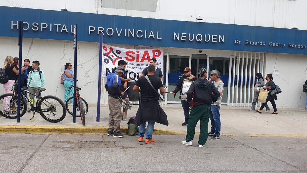 Protesta frente al hospital Castro Rendón. Fuente: (Javier Manzano - Minuto Neuquén)