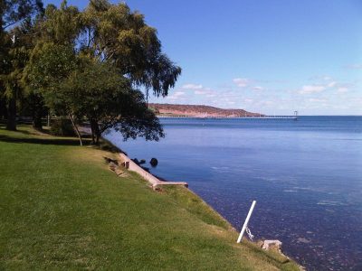 Una familia denunció un ataque en el lago Mari Menuco