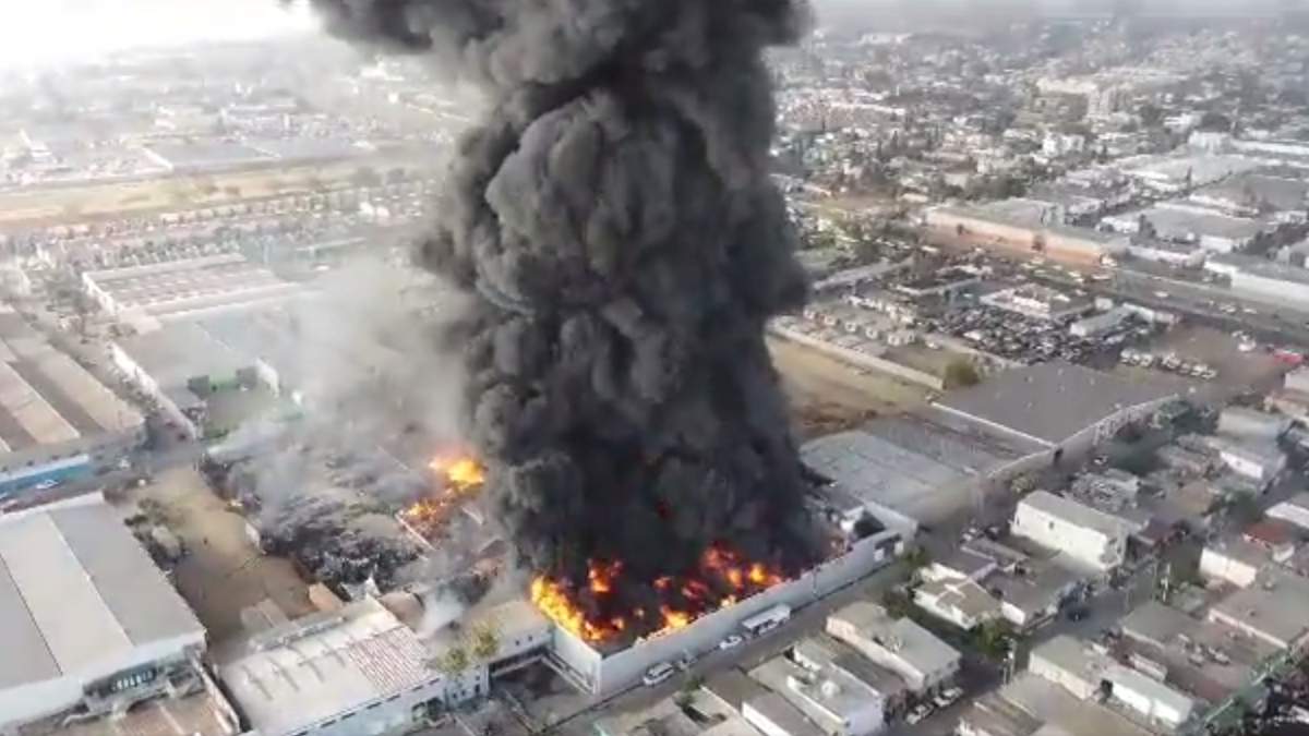 La columna de humo del incendio en Tijuana