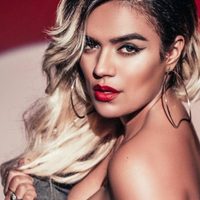 "Despabilada" Karol G se tapó sólo con una toalla frente al espejo y... ¡No alcanzó a cubrir!