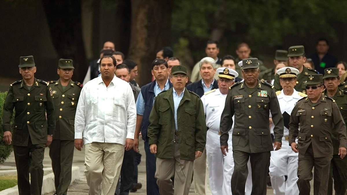 El entonces presidente Felipe Calderón camina con el gobernador de Michoacán, Lázaro Cárdenas Batel