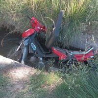 Vista Alegre Norte: dos mujeres derraparon en la moto y cayeron a un canal