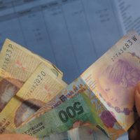 Buenas y malas: los sueldos subieron en diciembre, pero perdieron ante la inflación