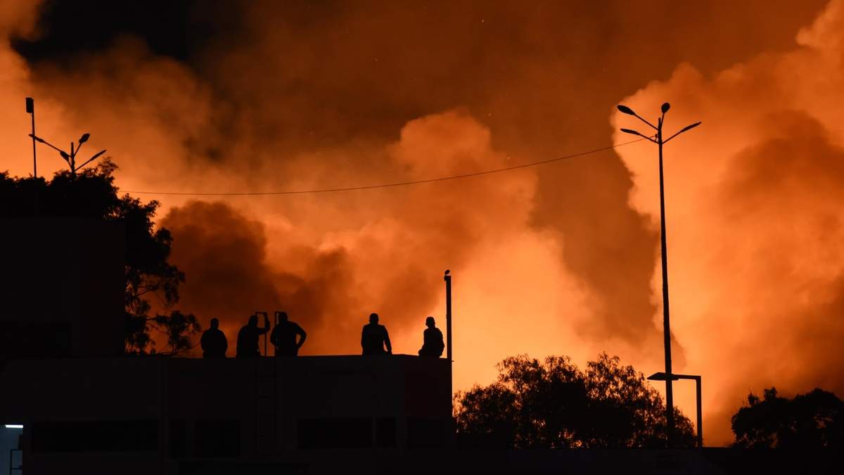 Un fuerte incendio en la Central de Abasto