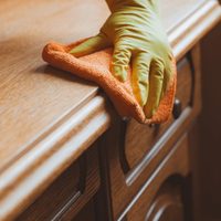 Conocé este truco de la abuela para eliminar por completo las manchas en tus muebles de madera